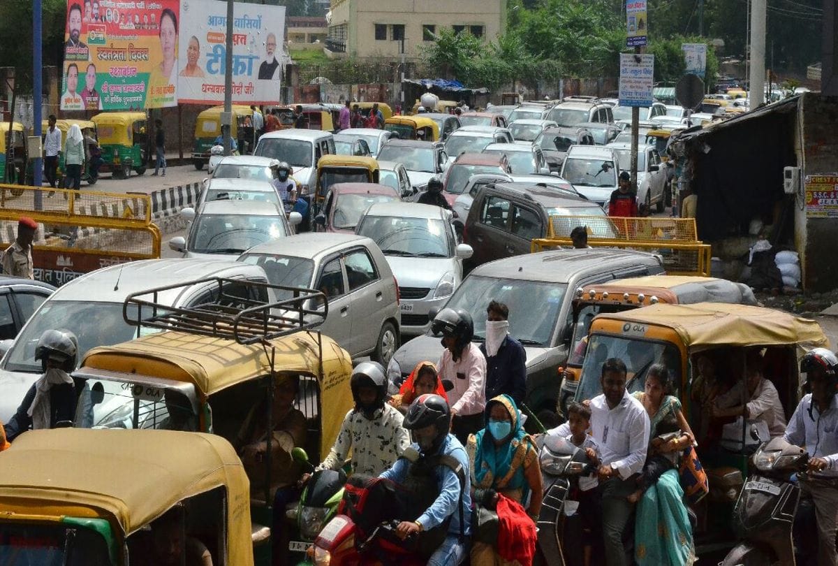 Heavy traffic jam on Agra-Aligarh road on rakshabandhan in agra