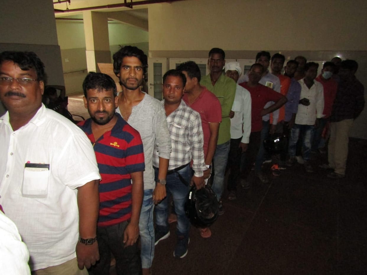 bheed ke kaaran teeka lagavaane mein badhee pareshaanee