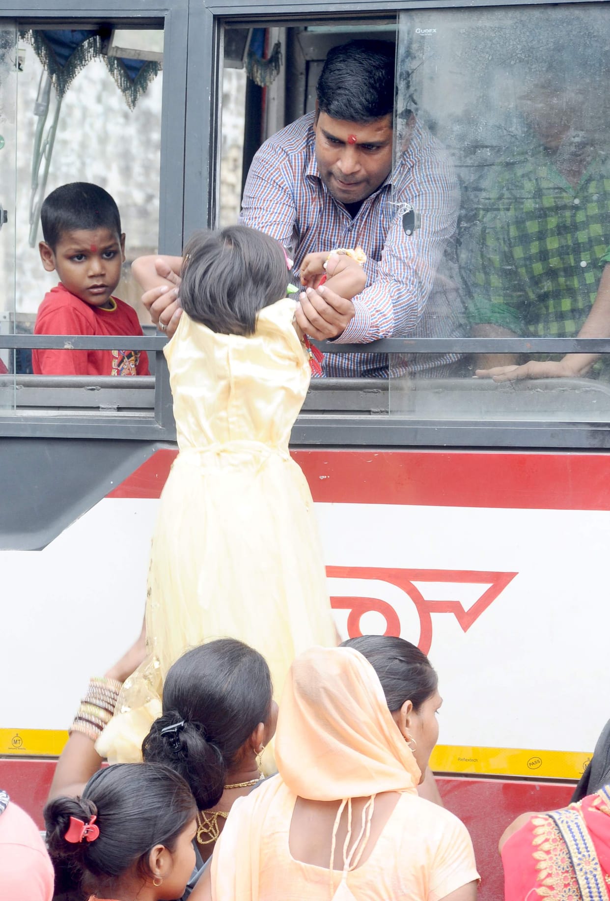 On Rakshabandhan, the crowd saw people making children sit on the bus seat from the window