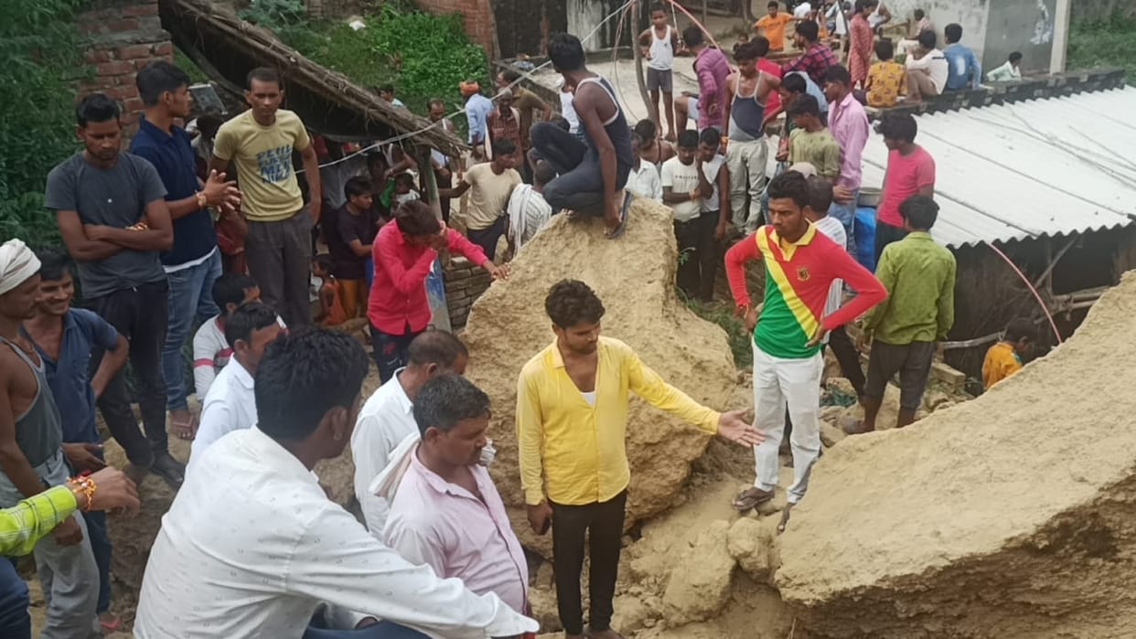 etawah news,Earthen mound fell on farmer's house, six injured