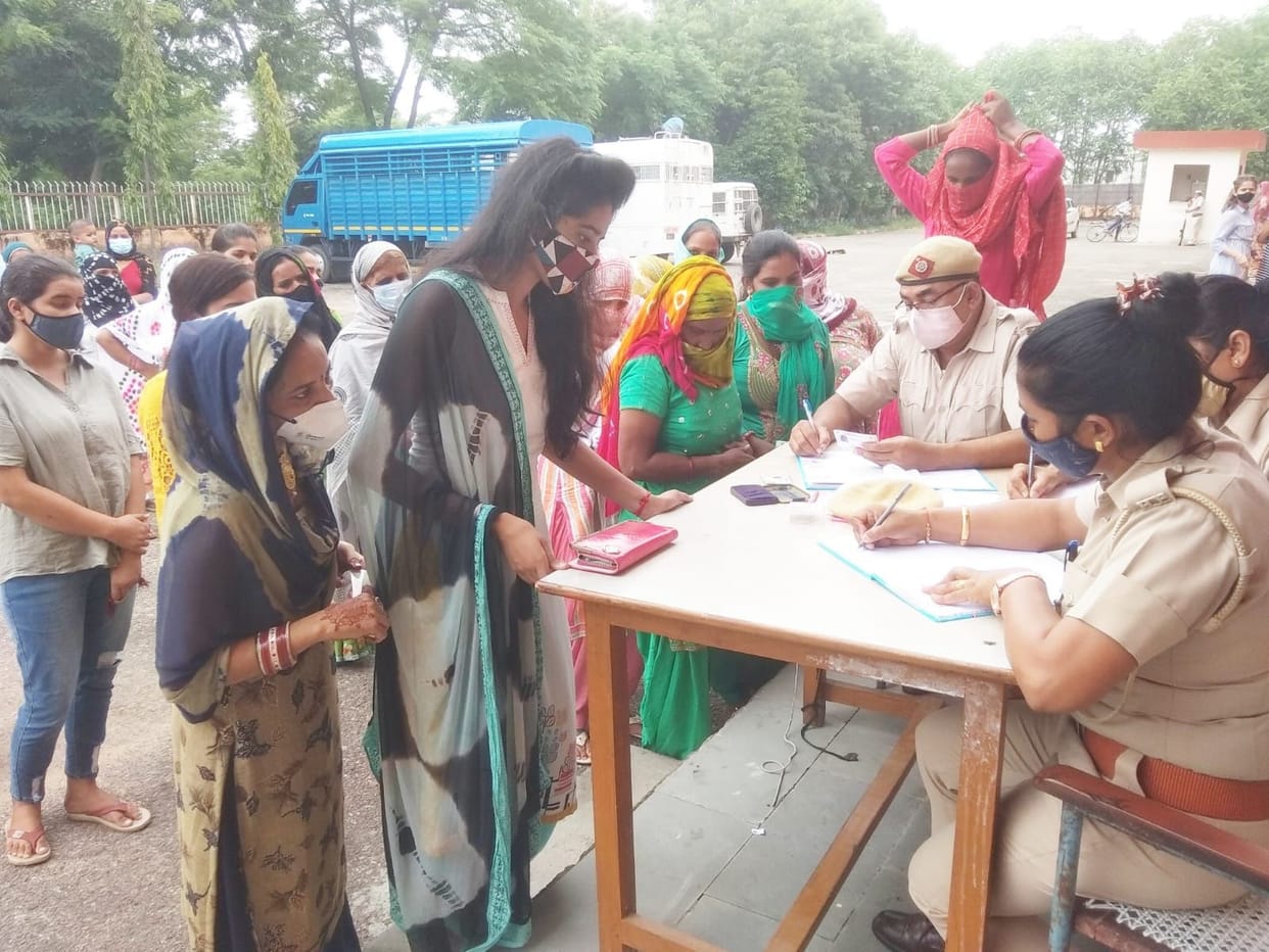 jhajjar bahadurgarh news,Sisters tied rakhi on the wrist of prisoner and prisoner brothers reaching the jail