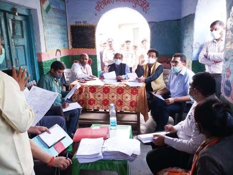 Mathura: The Secretary of the Government of India suddenly reached the village Saras