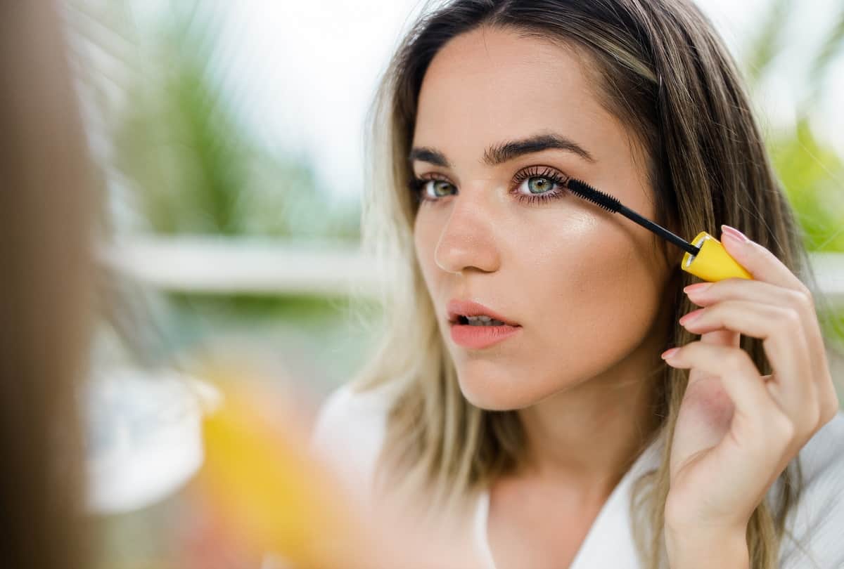 Lifestyle Tips These Things in Your Makeup Kit Can Be a Threat to Your Health News in Hindi