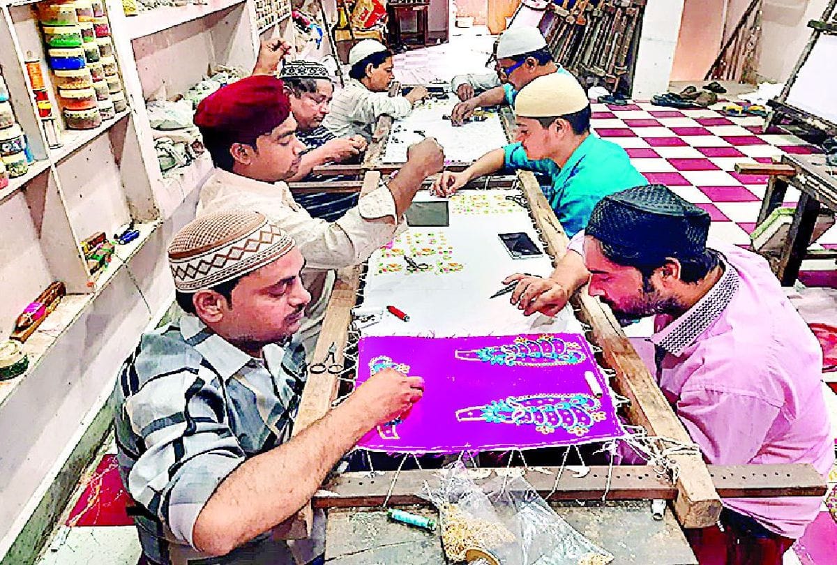 Muslim Workres Perpaired Krishana Mukut For Janmashtami Shri Krishna Janmasthan Mandir
