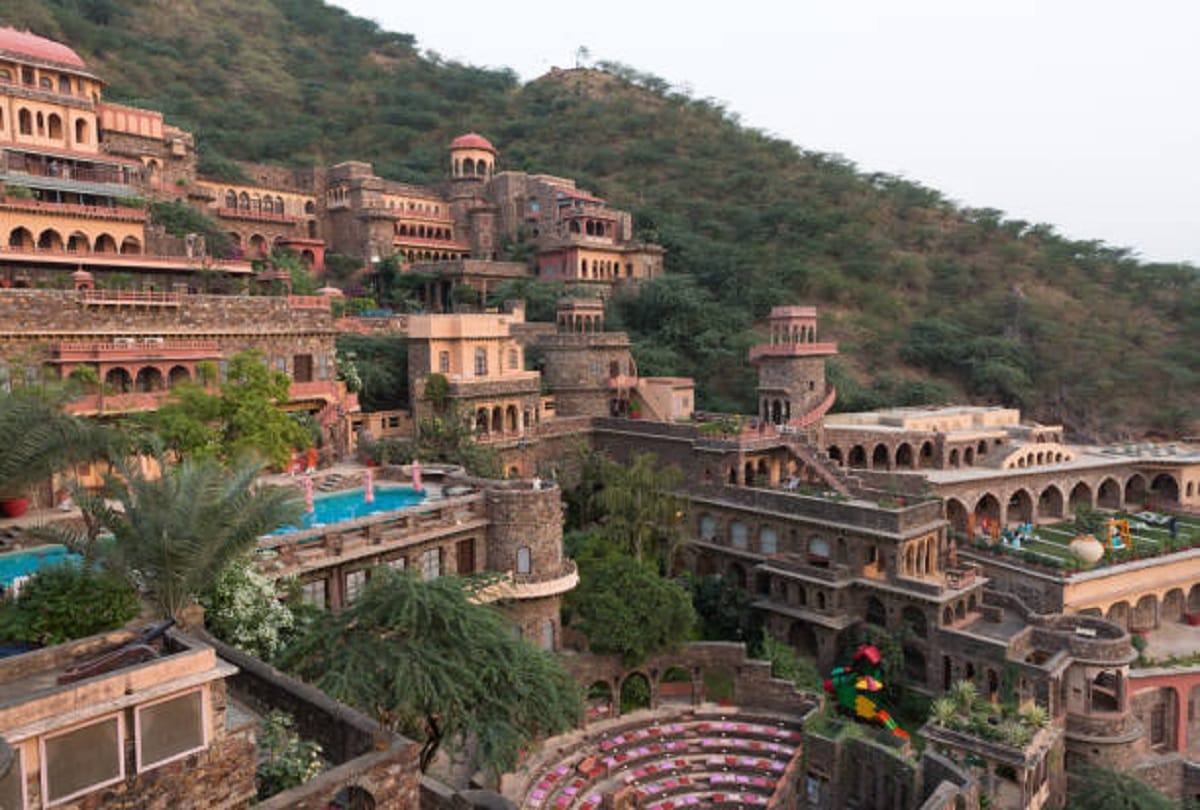 visit places near delhi within 200 kms for weekend in two days