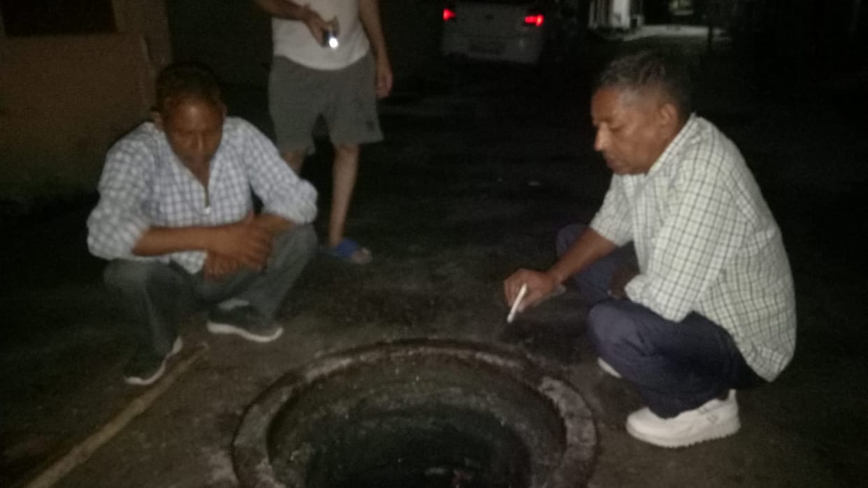 workers cleaning sewerage without equipment, Yamunanagar