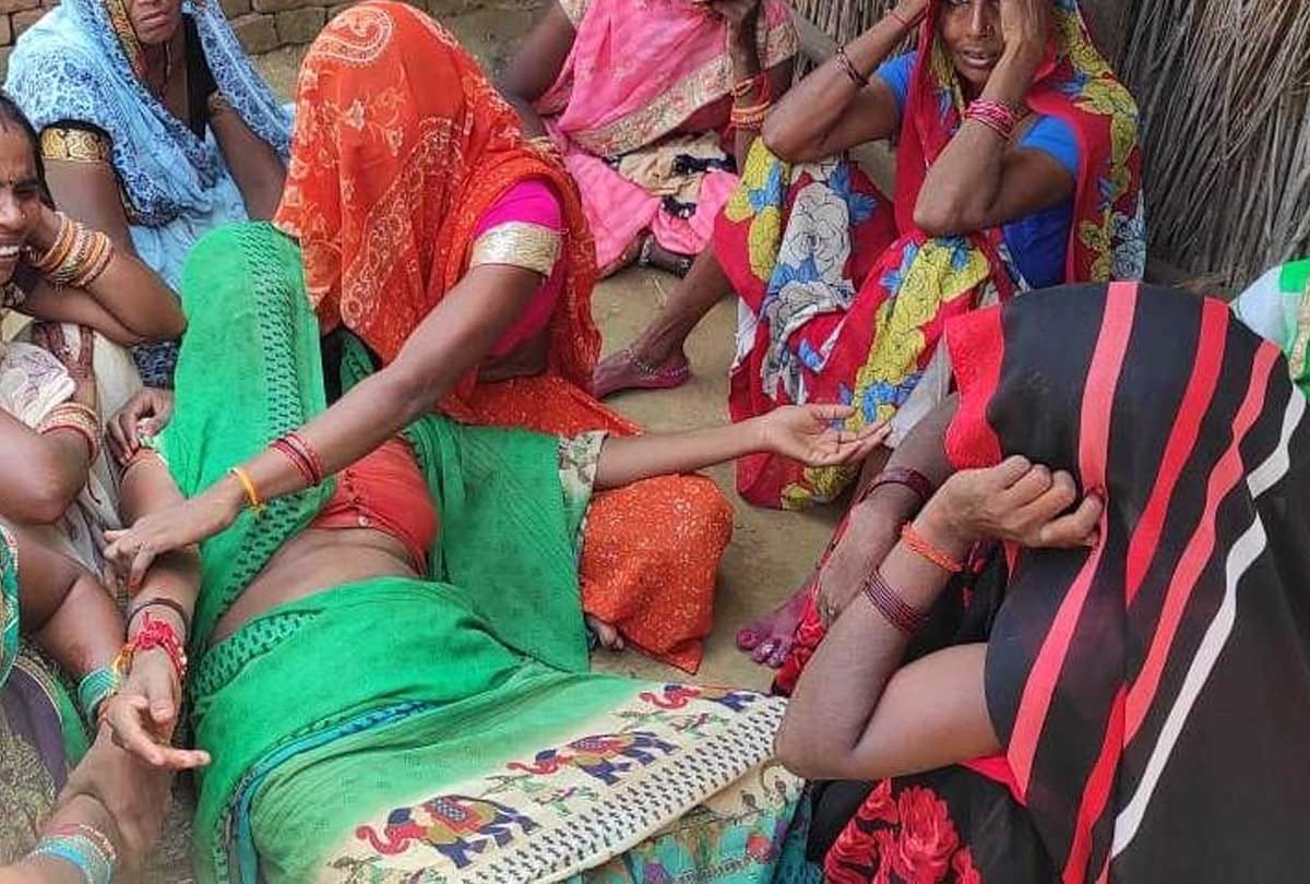 UP: dead body of girl missing since night in Auraiya was found hanging from a tree outside village