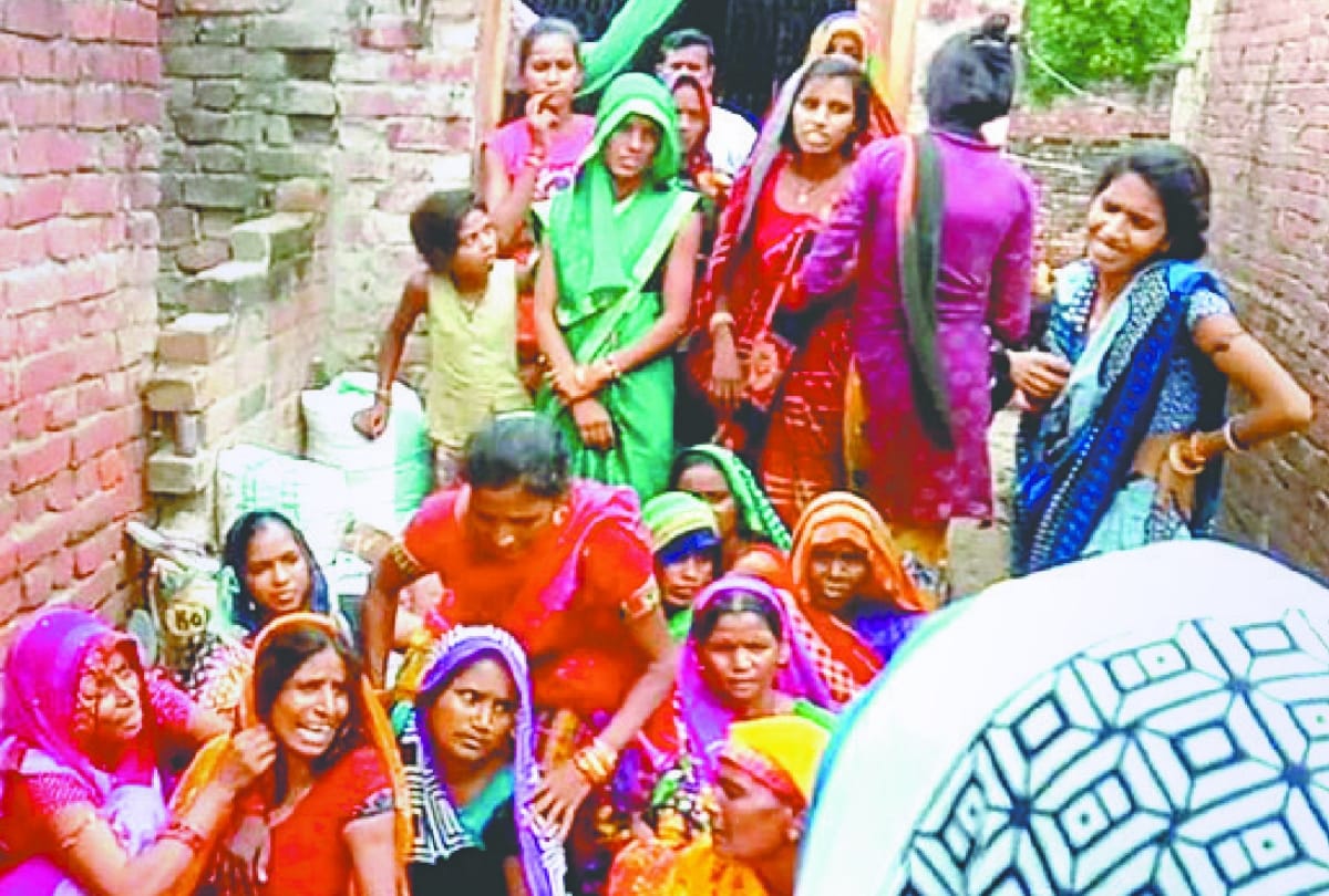 A man died of heart attack after seeing his brother's dead body in Sitapur.