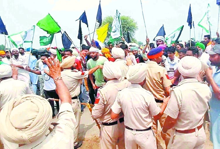 Sukhbir Singh Badal who reached Malout face farmers protest
