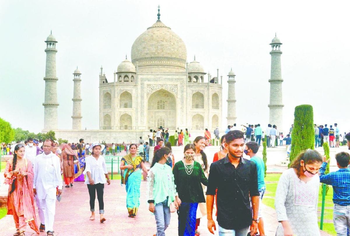 Taj Mahal 20 Thousand Tourist Visits