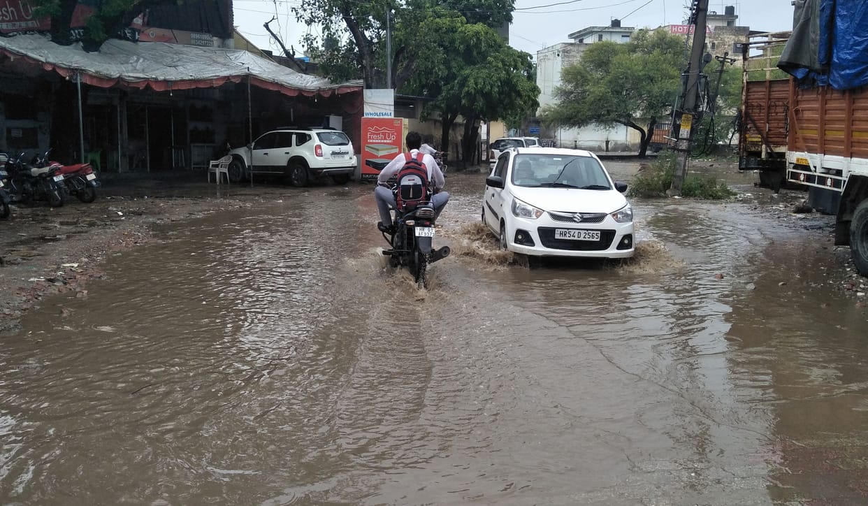 The situation worsened due to rain, waterlogging occurred in many places