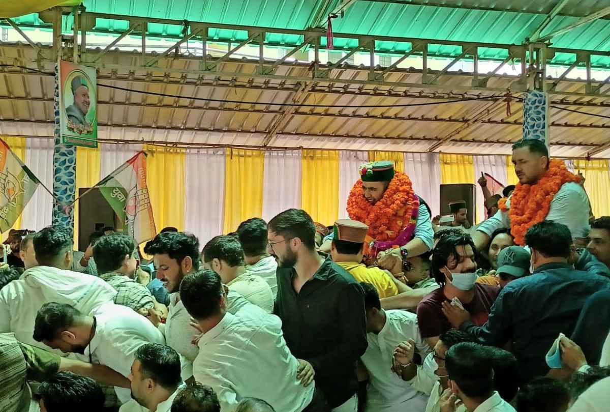 congress Leaders did shakti pradarshan during Youth Congress tribute meeting at mandi himachal, supporters carried Vikramaditya and Nigam Bhandari on their shoulders