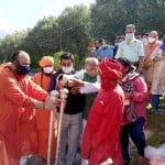 संसदीय समिति के सदस्य पूजा करते हुए