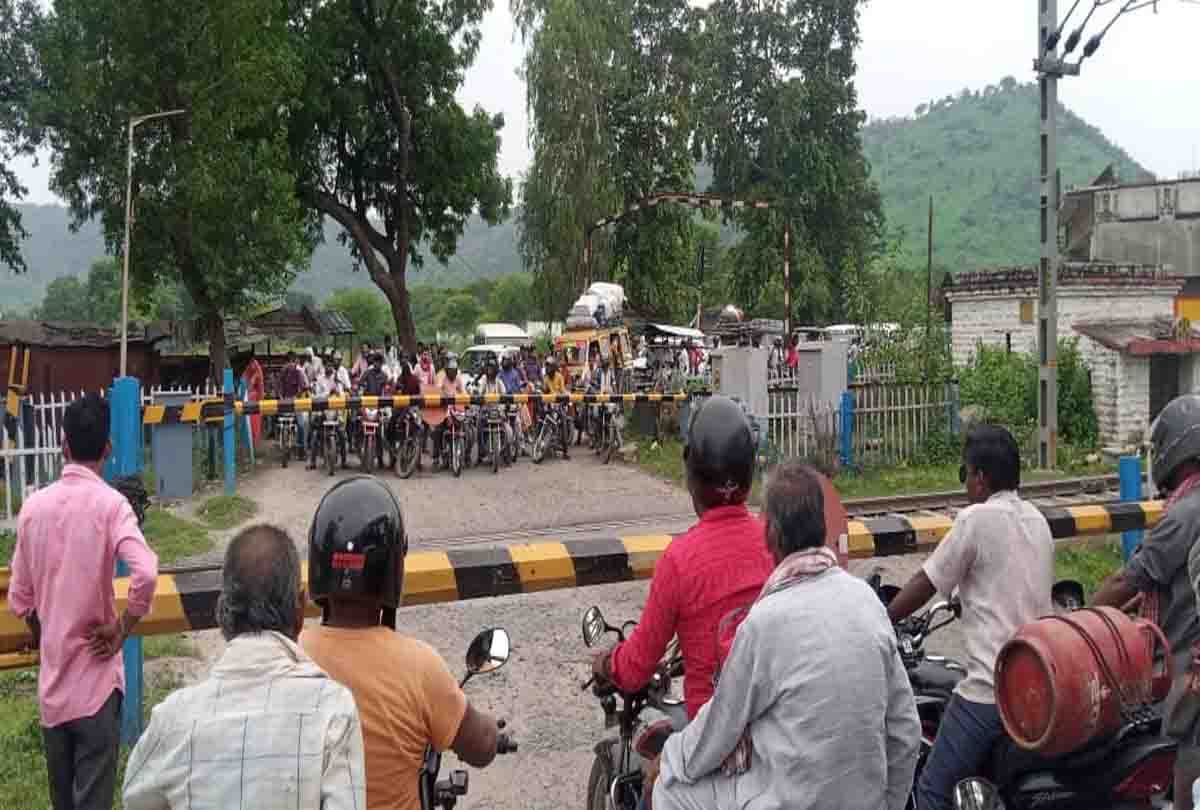 train stayed on Jhansi-Prayagraj rail route due to signal failure
