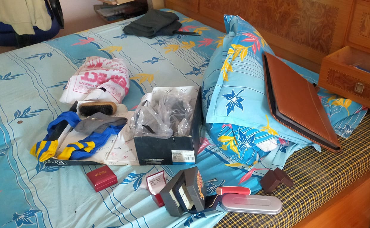 In the house of doctor-professor couple, thieves stole thousands