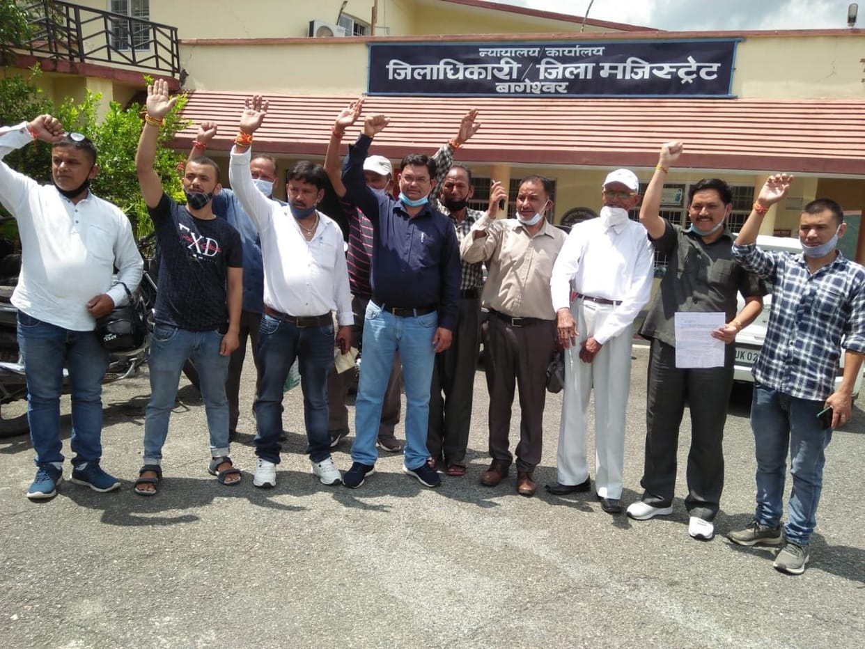 Workers' people raised slogan of no internet if no internet in collectorate