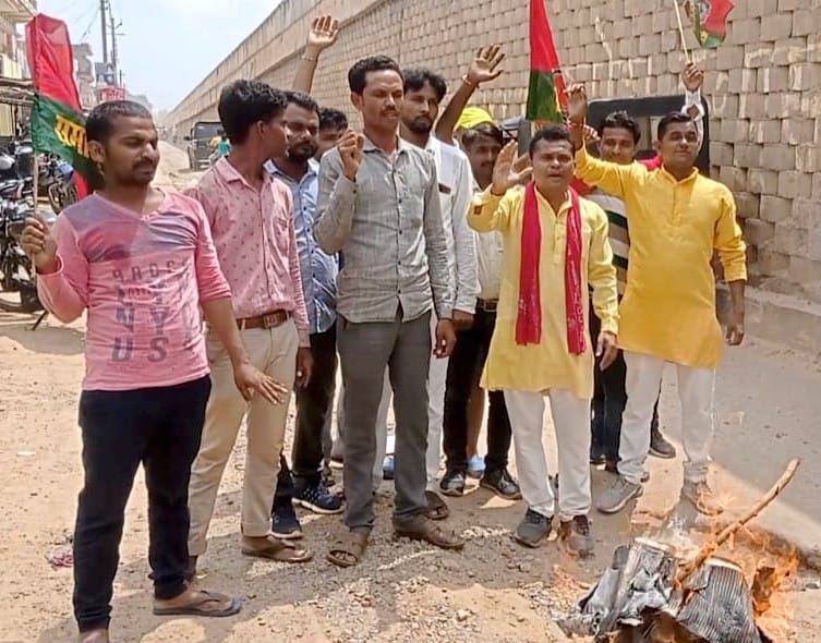 The effigy was burnt on the plight of the service lane