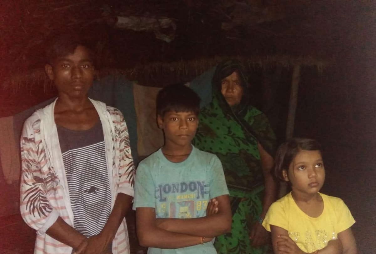 painful story of mother eyes filled with happiness due to children came from orphanage after three years in sant kabir nagar