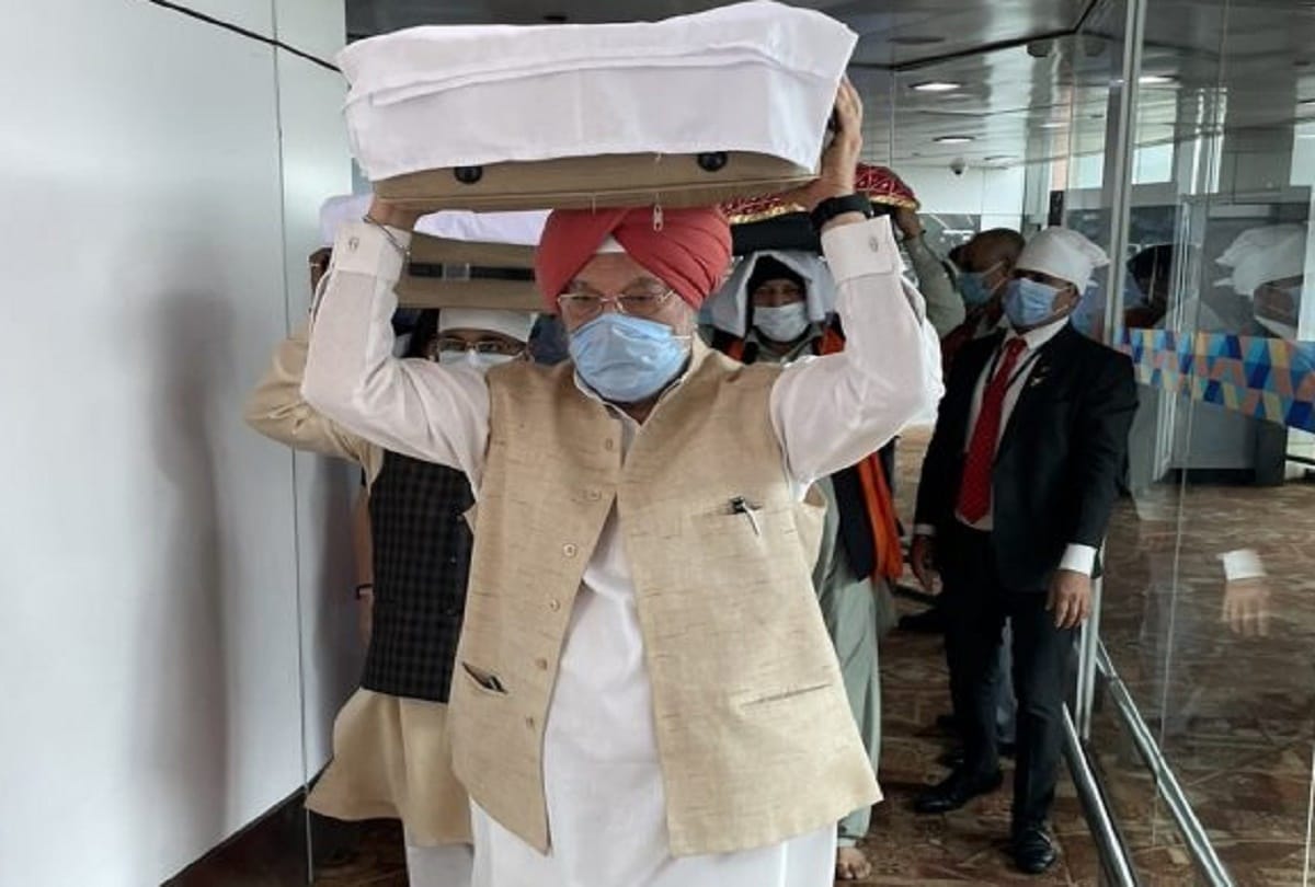 Afghan crisis: Minister Puri picked up the copy of Guru Granth Sahib brought to Delhi, 626 people reached India so far