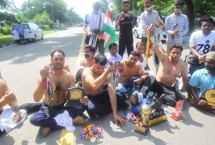 Paralympic Players protest Outside Punjab CM House in Chandigarh