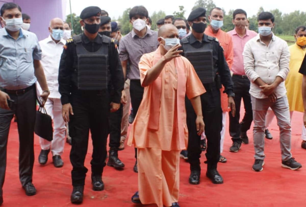 CM Yogi instructed not to let anyone go hungry during review of relief operations in flood affected areas at Gorakhpur