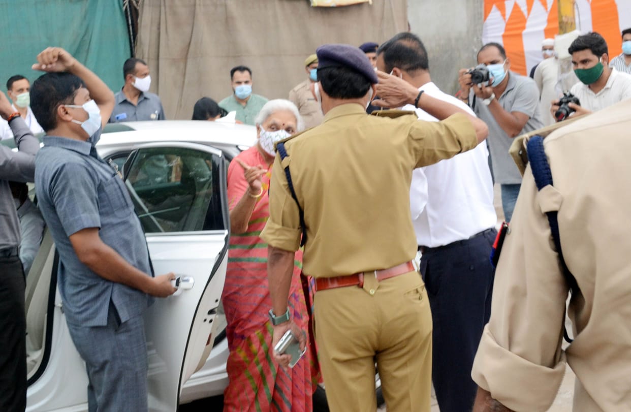 governor visit pottery unit