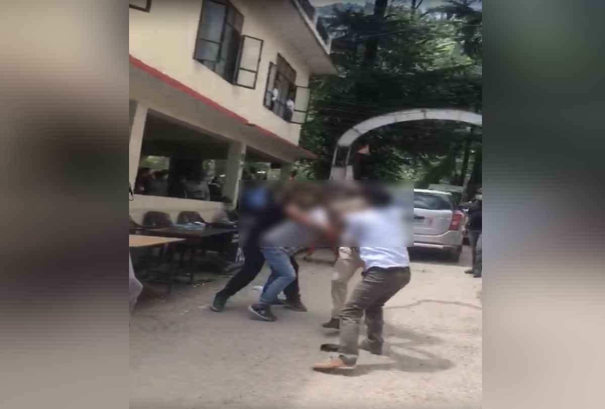 Kullu: Fight between BJP leader and former panchayat pradhan outside Sadar police station, cross FIR registered