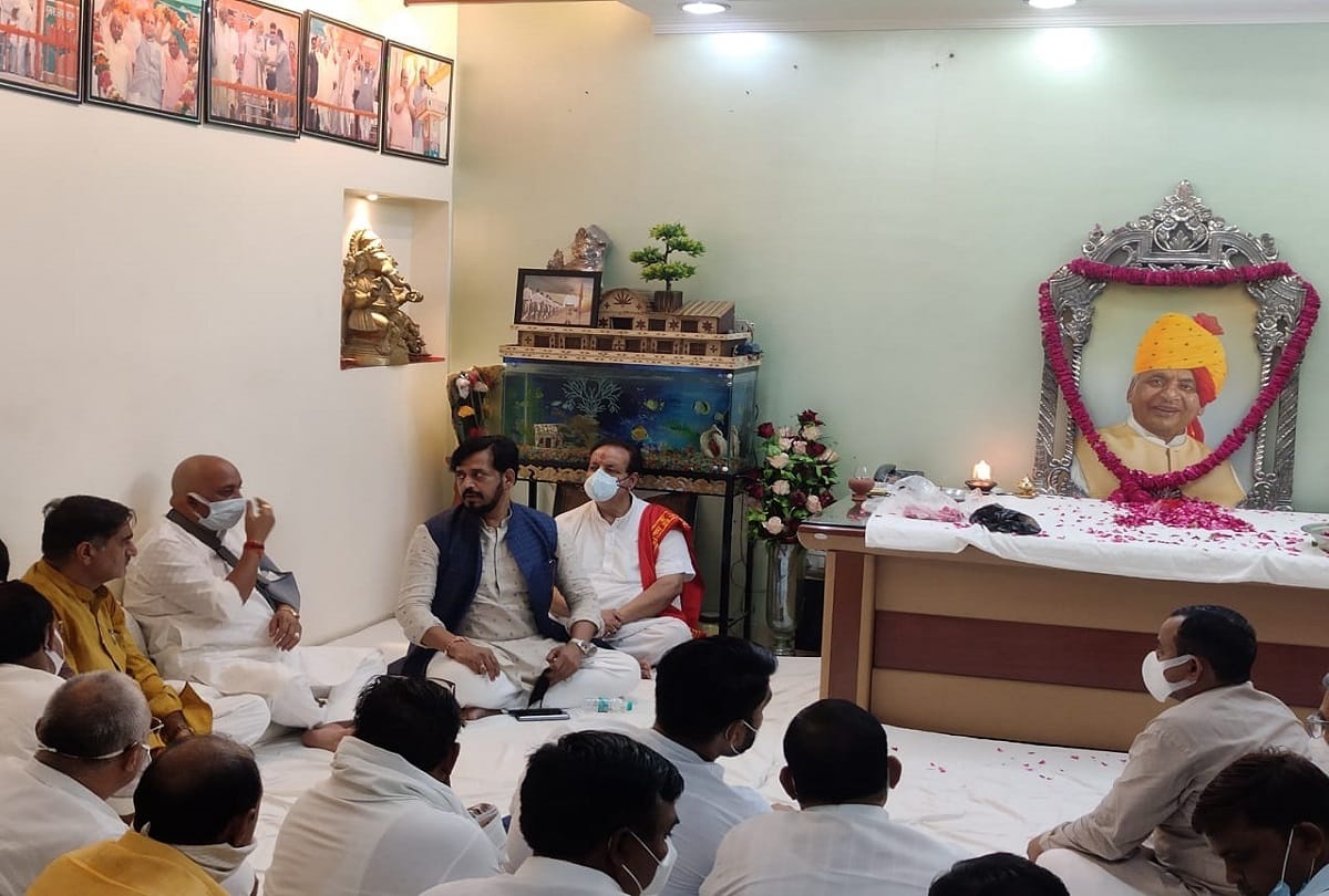 Gorakhpur MP Ravi Kishan pays tribute to Former Chief Minister Kalyan singh