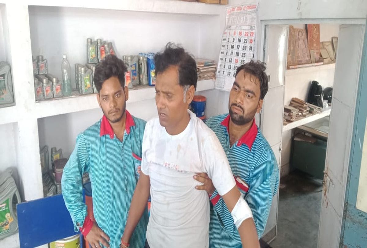 Agra petrol Pump Employee Loot News: loot of 11 lakh rupees with petrol pump employee miscreants bullet miss crime news