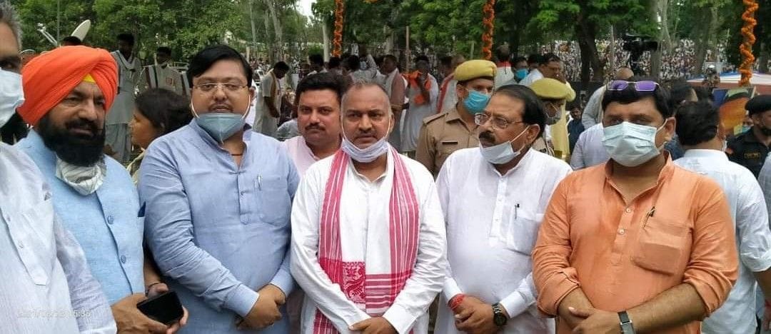 BJP members of Hathras also participated in the last journey of Kalyan
