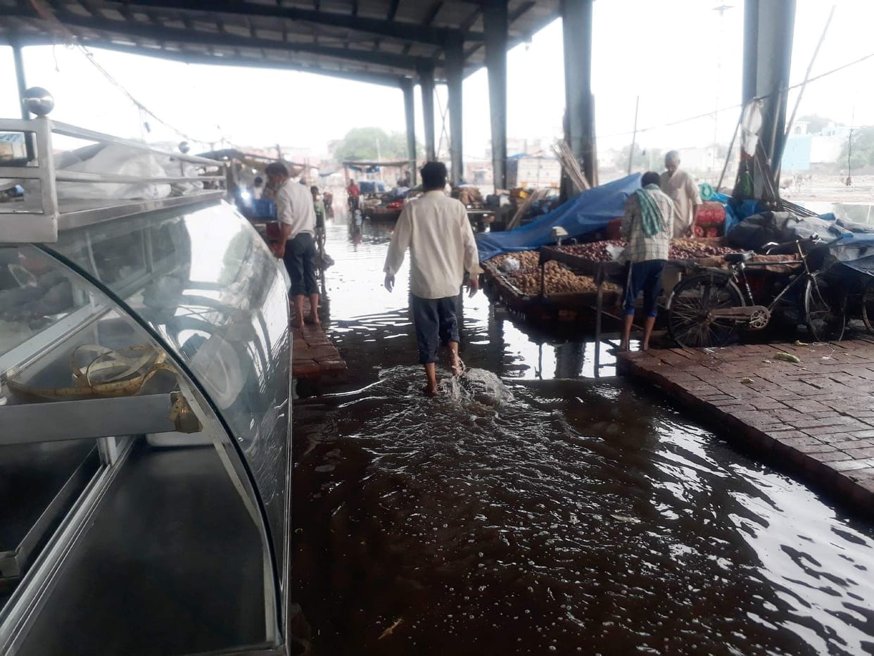 jhajjar bahadurgarh news,Shopkeepers and customers are getting upset due to non-drainage of rain water in the vegetable market