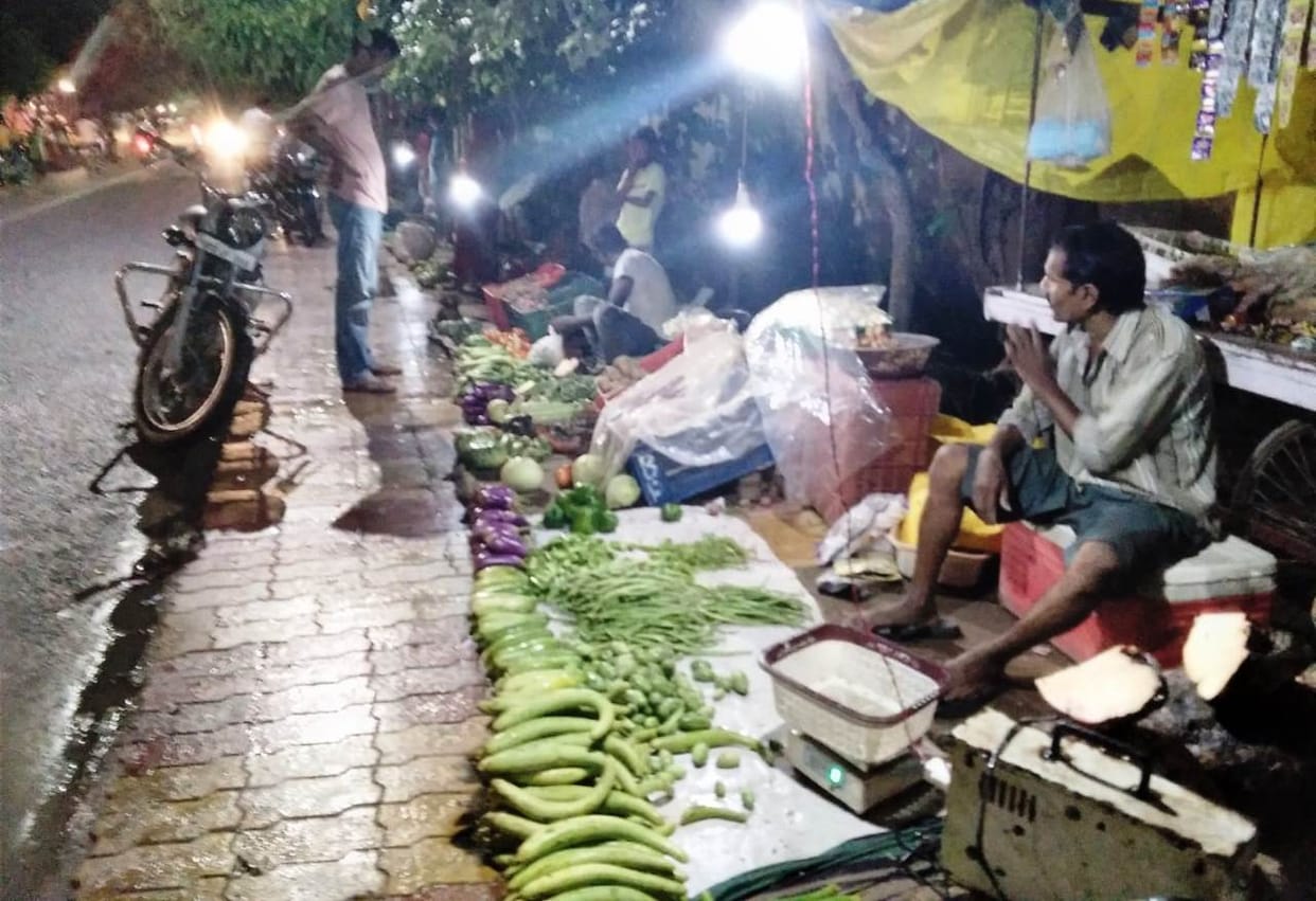 Encroachment on road tracks causing jam