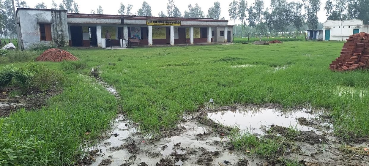 Schools open amid chaos, nominal student numbers