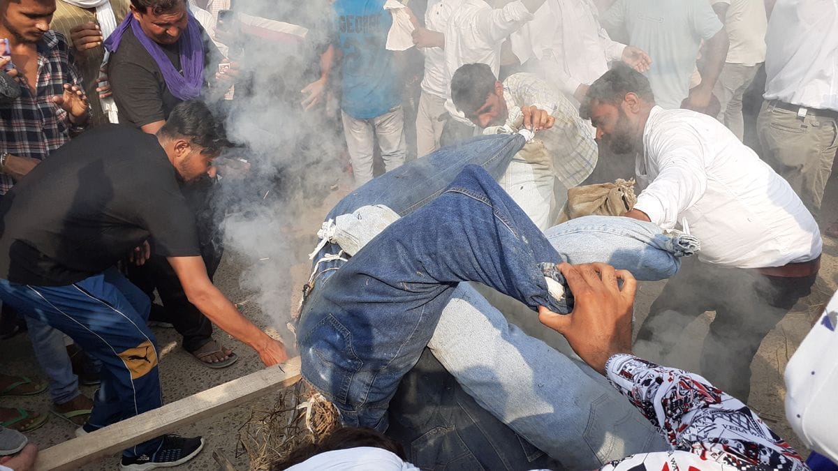 Coming to the stage of the picketing, the SDM announced not to remove the statue
