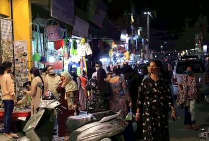 दिल्ली में देर रात तक खुले बाजार