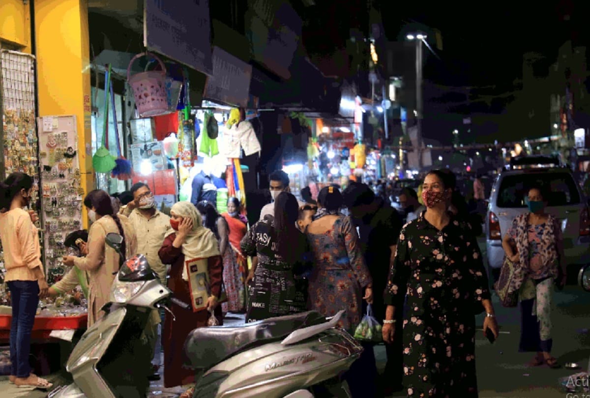 markets in delhi remained open till late night sarojini nagar was closed at 8 o clock