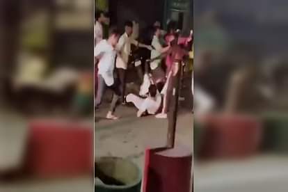 UP News: Many youths have beaten up two boys in Abu Lane market of Meerut and video viral