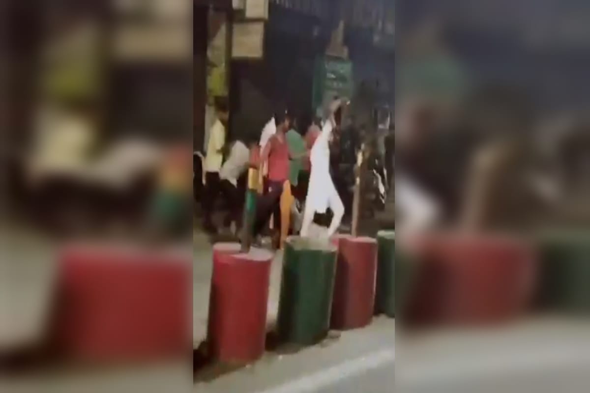 UP News: Many youths have beaten up two boys in Abu Lane market of Meerut and video viral