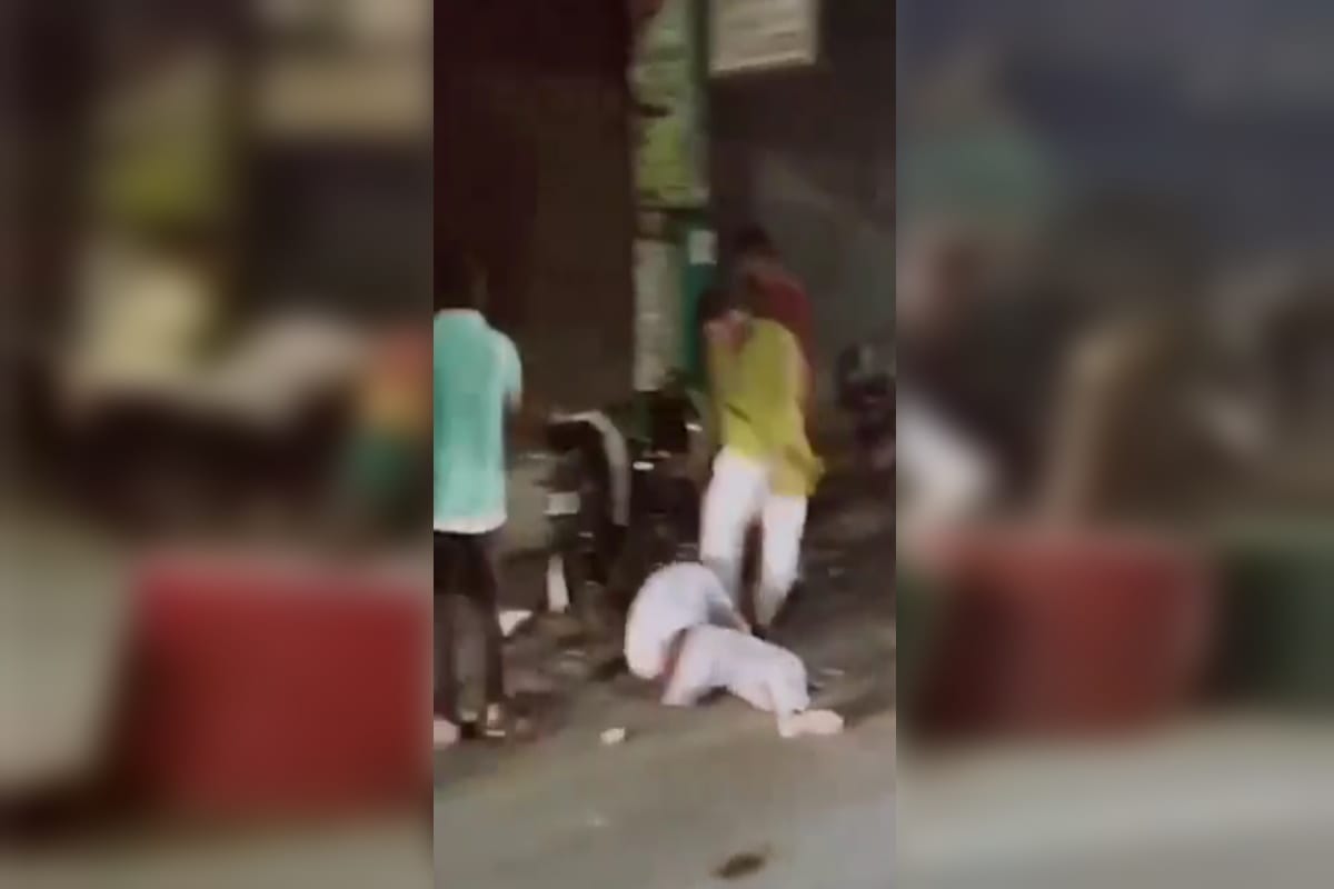 UP News: Many youths have beaten up two boys in Abu Lane market of Meerut and video viral