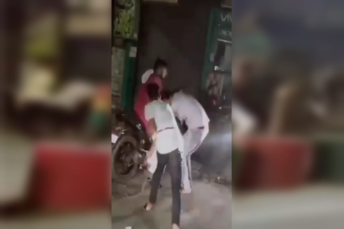 UP News: Many youths have beaten up two boys in Abu Lane market of Meerut and video viral