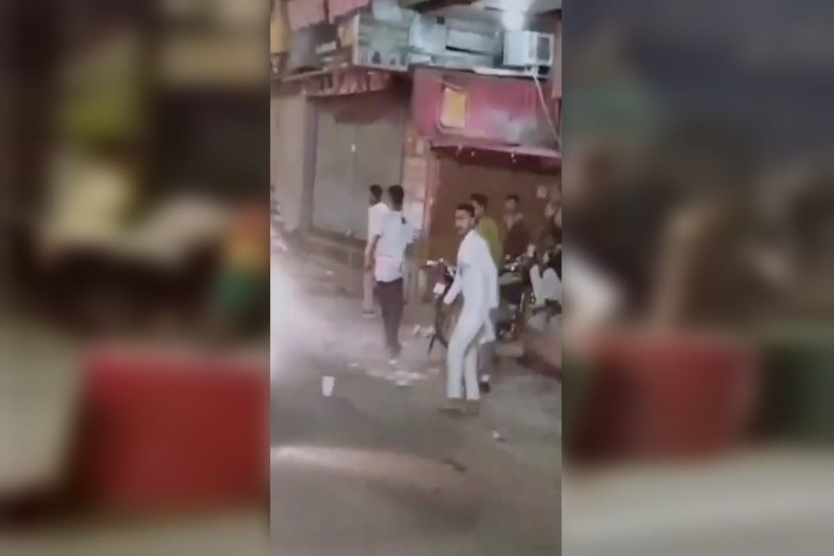 UP News: Many youths have beaten up two boys in Abu Lane market of Meerut and video viral