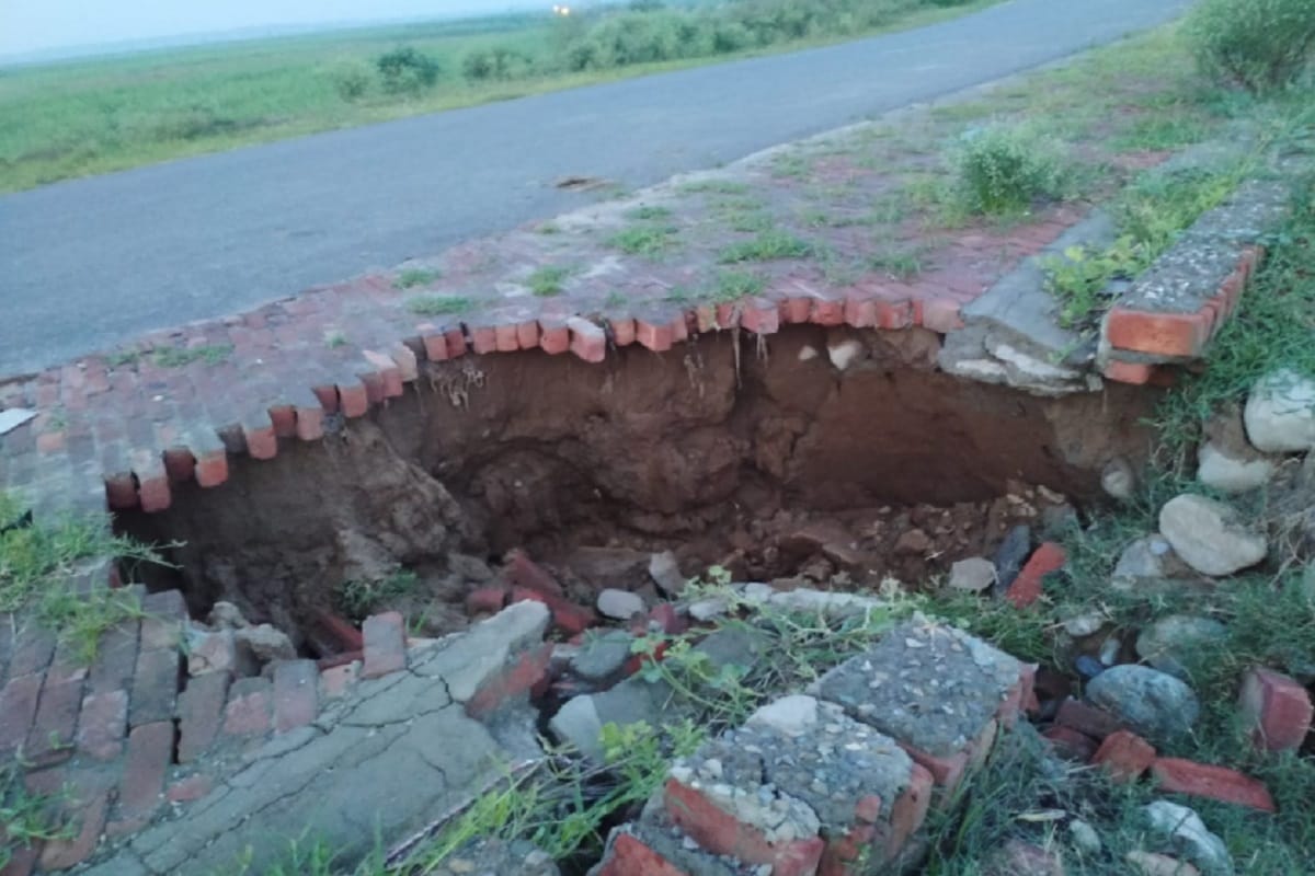 Meerut News: The approach road of the highway was washed away in six months