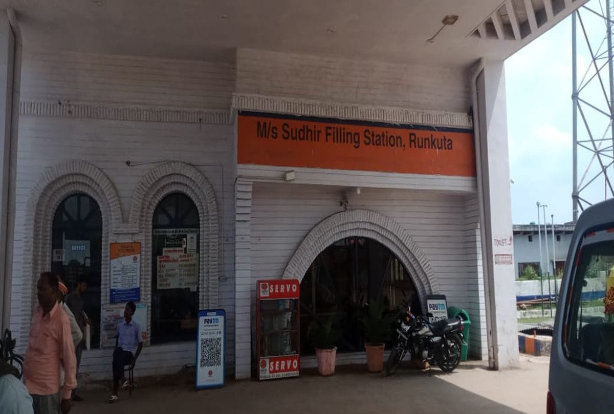 Agra petrol Pump Employee Loot News: loot of 11 lakh rupees with petrol pump employee miscreants bullet miss crime news