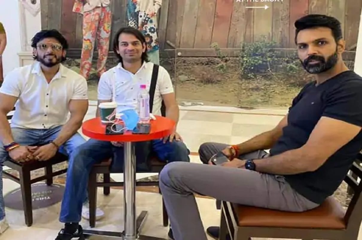 RJD leader Tejppratap yadav in delhi mall enjoying life with friends