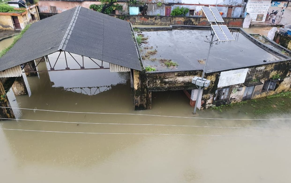 Rapti is flowing 58 cm above the danger mark, people in panic