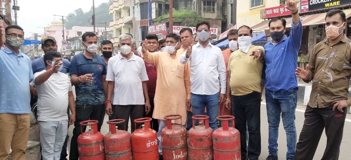 Traders protest with gas cylinders