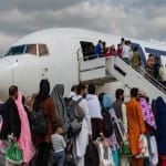 तालिबान के डर से अफगान नागरिकों में लगी है देश छोड़ने की होड़।