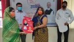 गौरीगंज : कलेक्ट्रेट में उज्जवला गैस लाभार्थियों को कनेक्शन का दस्तावेज देतीं अमेठी विधायक गरिम