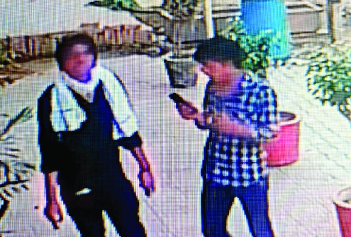 waiter shot dead in delhi