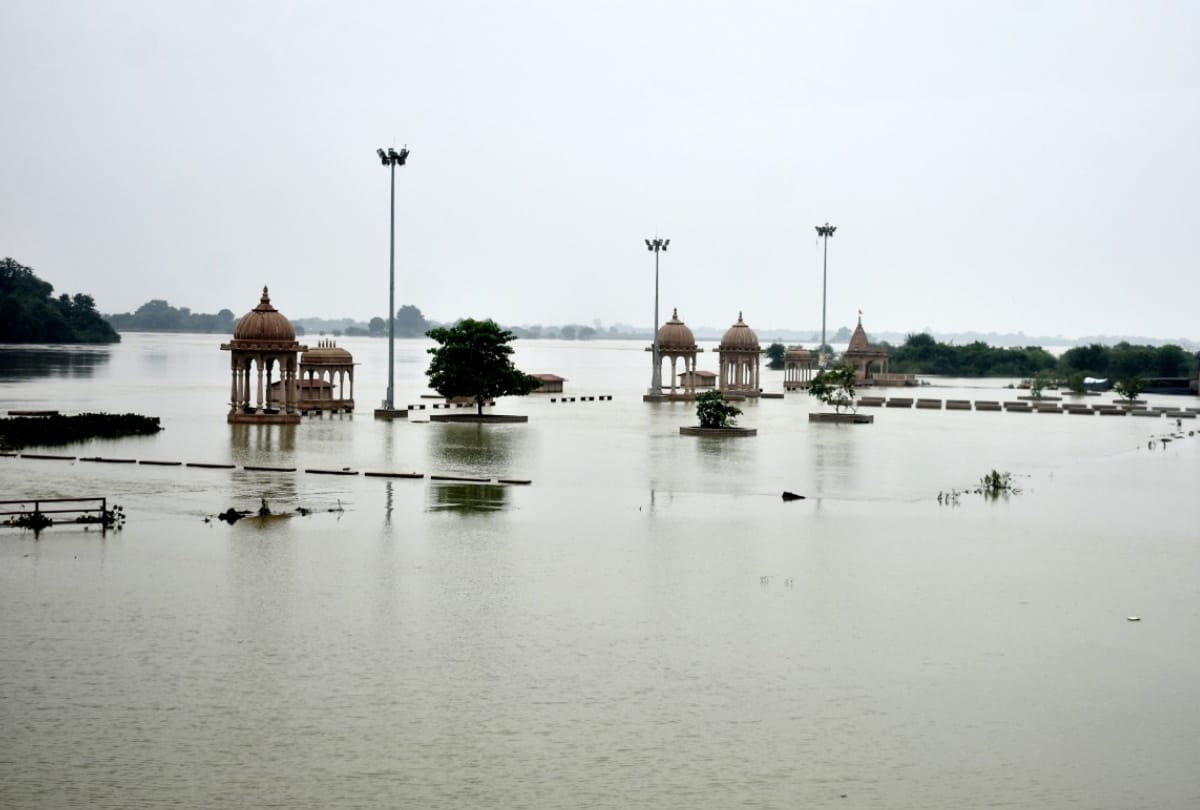 Gorakhpur Flood News Update Population of 125 villages in grip of flood in Gorakhpur